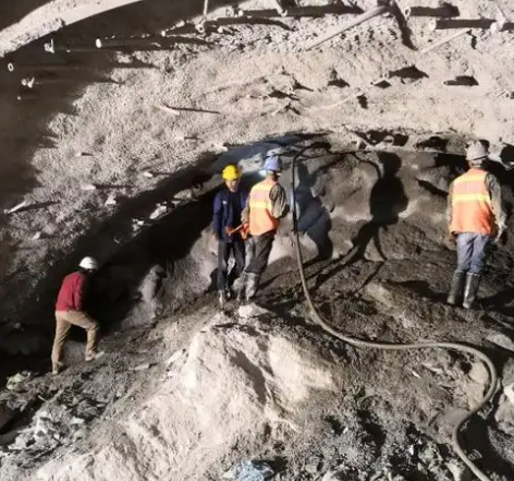 路南拱顶带模注浆料的施工流程及注意事项